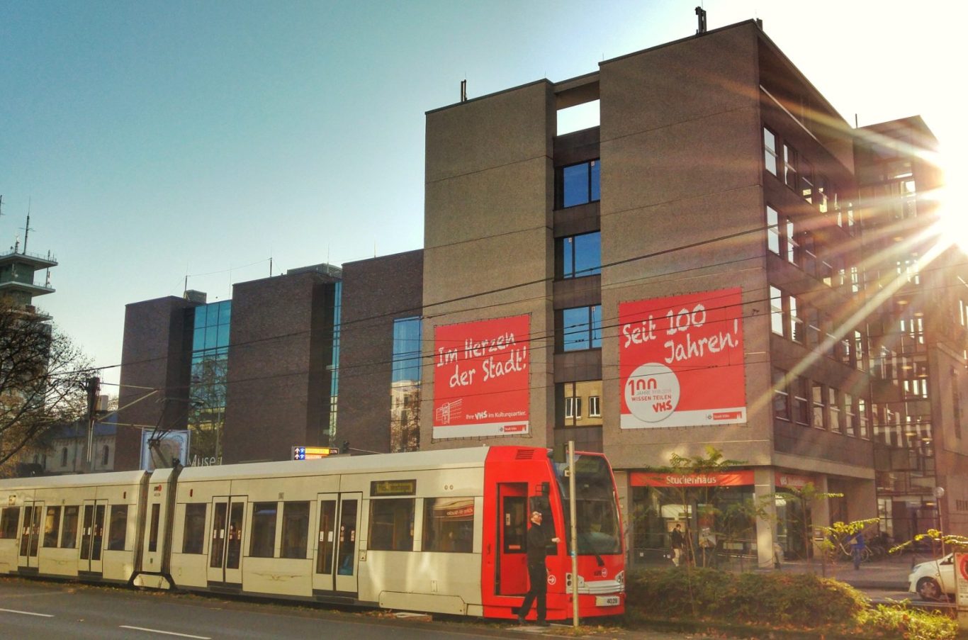 Thomas Boxberger, VHS Köln Blick auf die Fassade vom Studienhaus